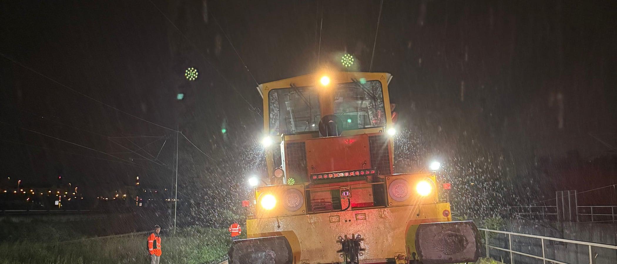 Gleisarbeitsfahrzeug und GGP-Messpersonal bei Nacht während einer Sperrzeit an einer DB-Strecke